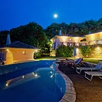 Country Estate With Pool 度假居